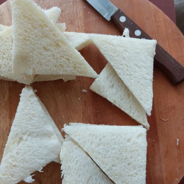 Potong lembaran roti menyerong jadi empat bagian sama besar.