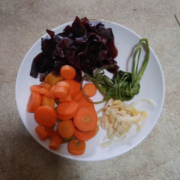 Siapkan semua bahan sayuran terlebih dahulu.