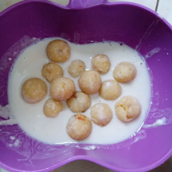 Celupkan bola kentang dalam pelapis basah.