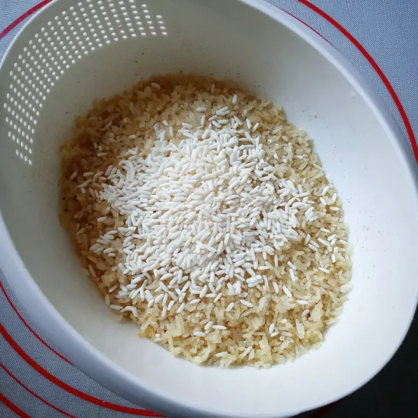 Siapkan karak/ aking. Tambahkan beras ketan lalu aduk rata.