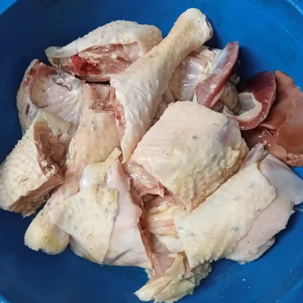 Potong-potong ayam sesuai selera.