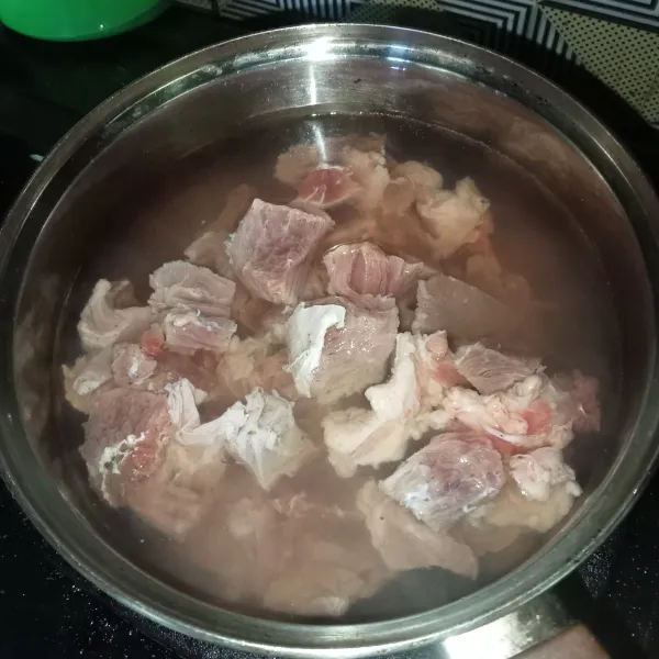 Potong-potong daging sapi, lalu rebus dengan air hingga daging empuk.