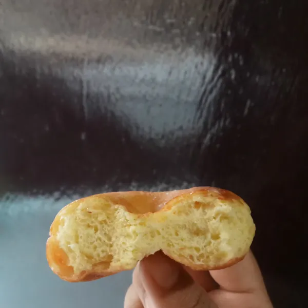 Tunggu donat hingga dingin kemudian beri topping gula halus atau sesuai selera. Ini nampak serat lembu donatnya,Selamat mencoba.