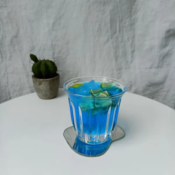 Soda biru campuran sirup blue curacao dengan air soda.