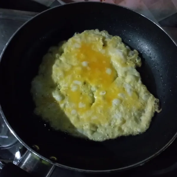 Goreng pada minyak panas hingga kedua sisi matang, angkat dan tiriskan lalu potong seperti telur rawis.