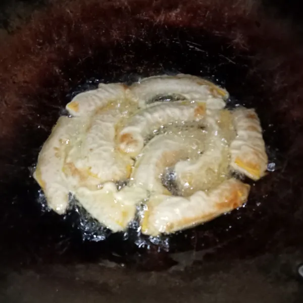 Goreng dengan api sedang cenderung kecil hingga matang dan keemasan, angkat dan sajikan.