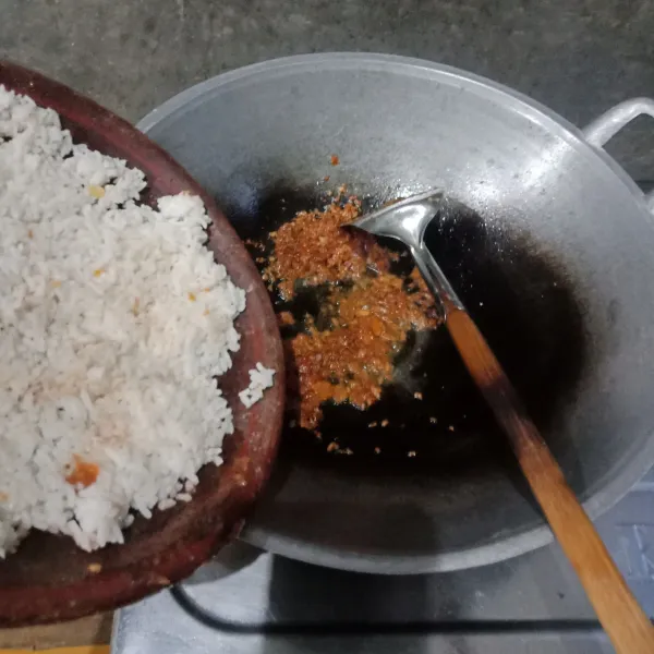 Masukkan nasi, aduk aduk sampai bumbu tercampur rata.
