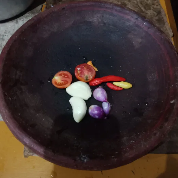 Uleg bawang merah, bawang putih, terasi, cabe, dan tomat sampai halus.