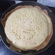 Taburi dengan gula pasir, tutup teflon hingga bagian atas terang bulan kering. Matikan api.