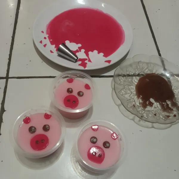 Untuk karakter piggy, cetak lingkaran besar diatas puding warna merah lalu buat bola mata dari puding warna cokelat.