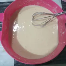 Tambahkan sisa air, aduk selama 5 menitan hingga kalis dan tidak bergerindil. Diamkan selama 1 jam dengan ditutup kain bersih.