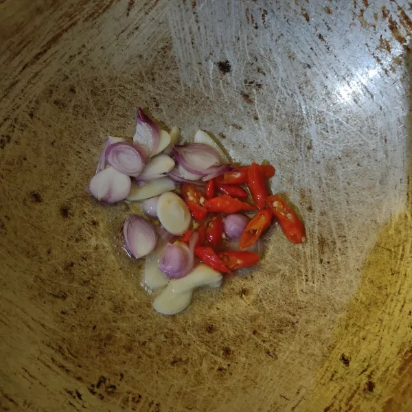 Tumis bawang merah, bawang putih dan cabe hingga harum.