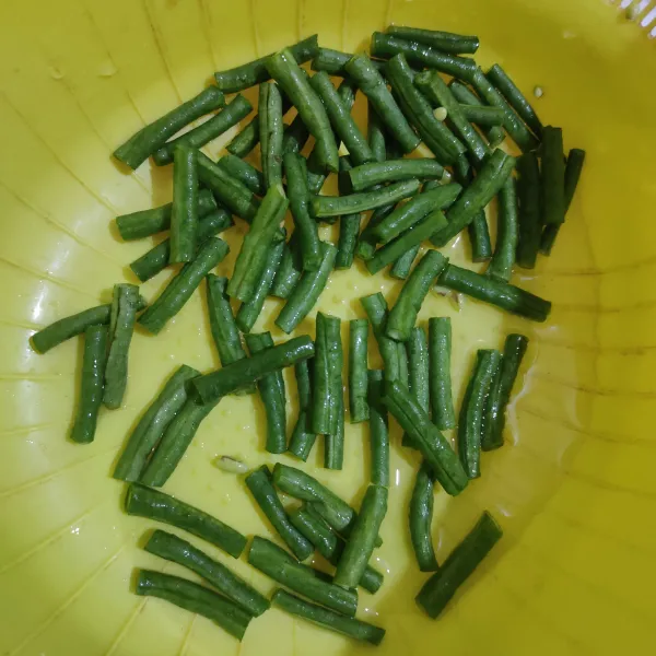 Potong-potong kacang panjang, cuci bersih.