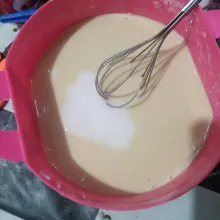 Larutkan baking powder, baking soda dan air lalu tuang ke dalam adonan. Aduk rata.