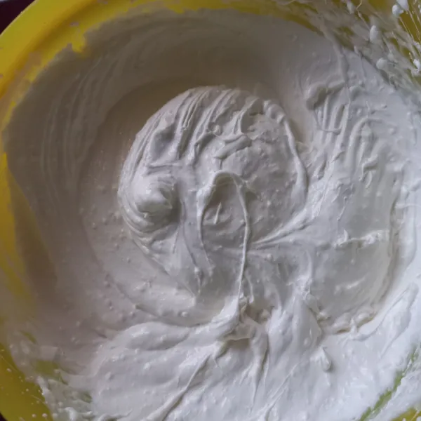 Masukkan whipping cream cair, lalu aduk hingga rata dan mengembang, serta kaku, kemudian sisihkan.