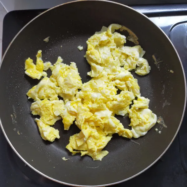 Siapkan teflon anti lengket, kemudian beri sedikit minyak goreng,lalu masukkan telur kemudian orak-arik telur sebentar lalu angkat dan sisihkan dahulu.
