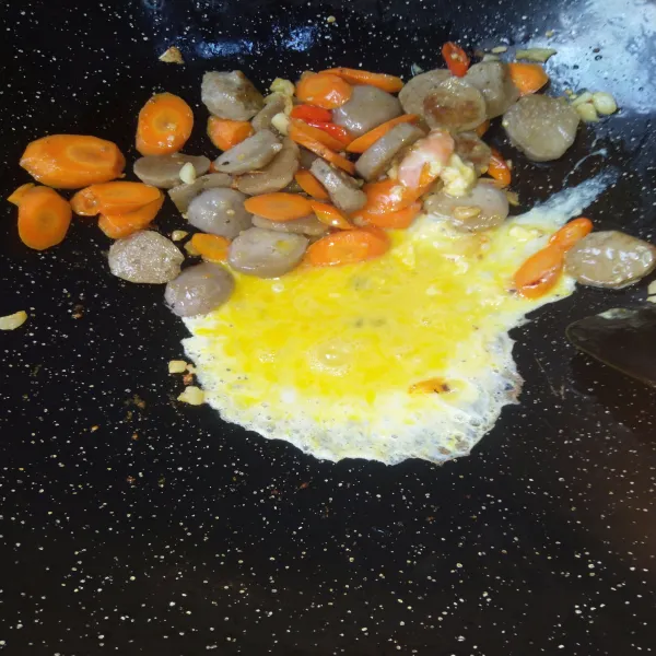 Masukkan bakso, wortel, cabe rawit, masak hingga setengah matang, masukkan kocokan telur, lalu orak-arik.