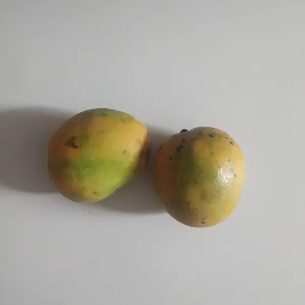 Siapkan buah mangga.