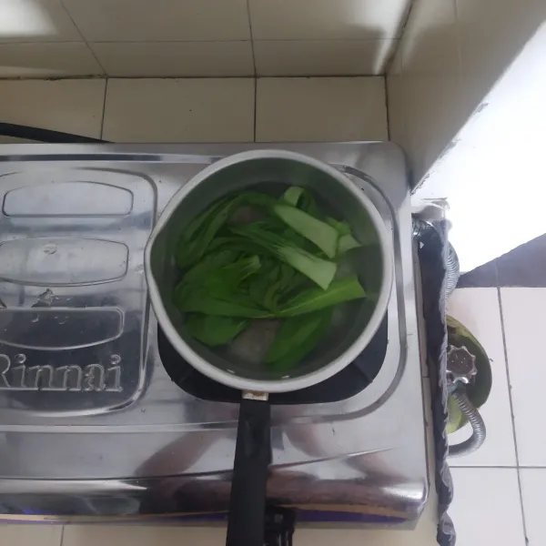 Masukkan pakcoy yang sudah di cuci bersih, lalu masak selama 5 menit dan sisihkan.