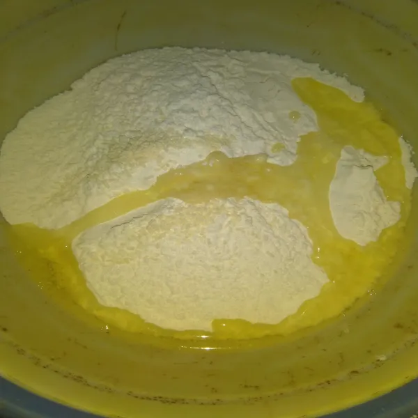 Dalam wadah campur tepung terigu, kaldu jamur, dan putih telur, lalu aduk rata.