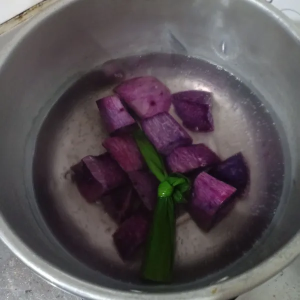 Lalu masukkan ubi ungu.