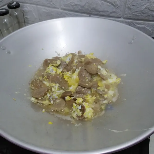 Masukkan bakso dan telur, lalu orak-arik hingga matang.