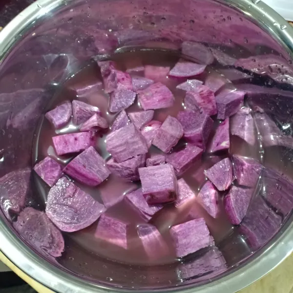 Potong-potong ubi ungu, lalu cuci bersih.