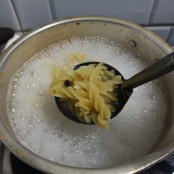 Panaskan air, masukan 1 sdt minyak goreng dan ¼ sdt garem, masukan makaroni, rebus makaroni sampai matang, angkat dan tiriskan.