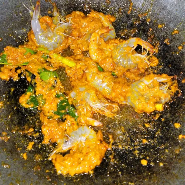 Masukkan udang.