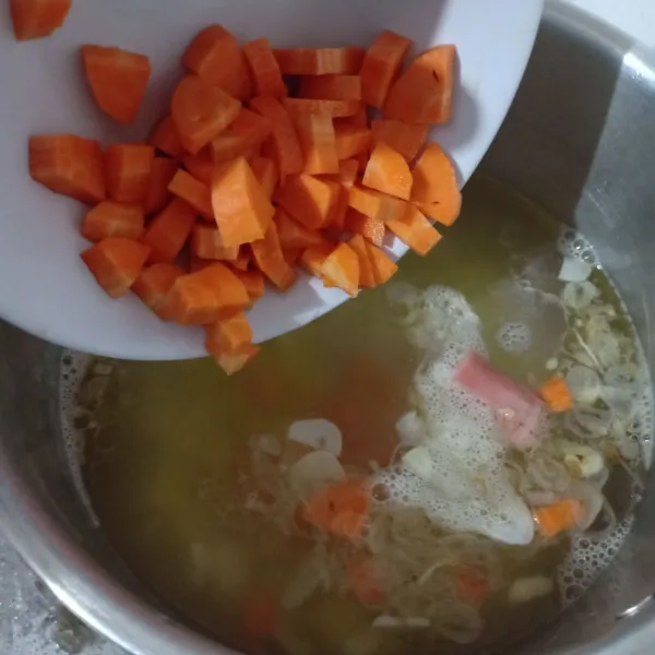 Masukkan wortel dan sosis.