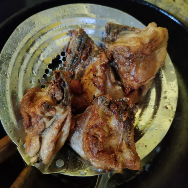 Goreng ayam hingga matang.