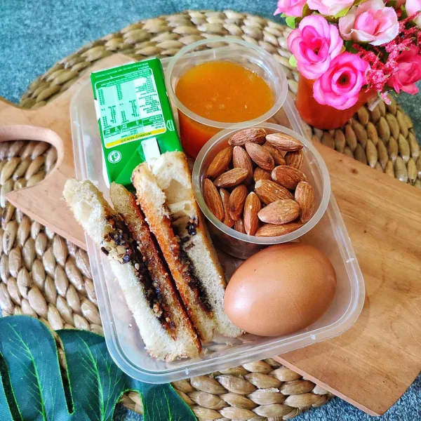 Kemudian tata di dalam lunch box dengan bahan pelengkap lainnya sebagai ide menu bekal anak.