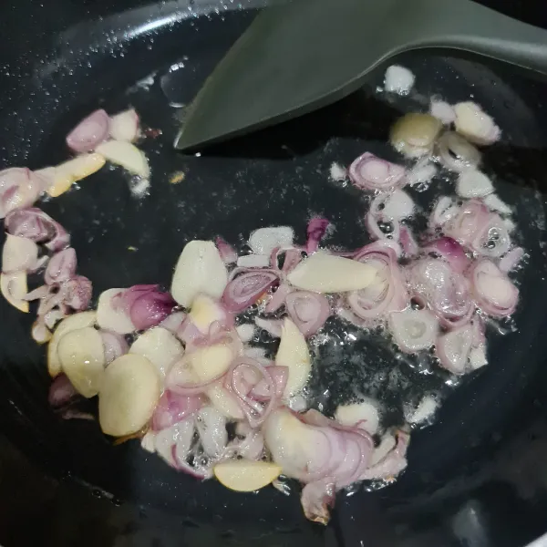 Panaskan minyak goreng, masukkan bawang merah dan bawang putih, tumis hingga harum.