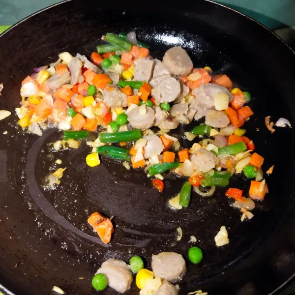 Kemudian masukkan sayuran, bakso, dan telur yang sudah di orak-arik, lalu aduk sampai rata.