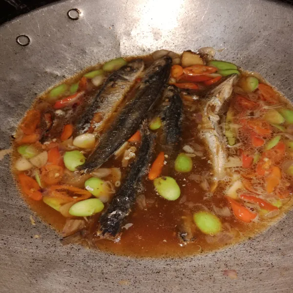 Masukkan ikan yang sudah digoreng, masak sampai kuah menyusut lalu koreksi rasa.