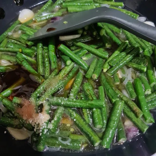 Bumbui dengan saus tiram, kecap manis, kaldu jamur, gula pasir, garam dan minyak wijen. Koreksi rasa. Biarkan hingga kacang panjang setengah matang.