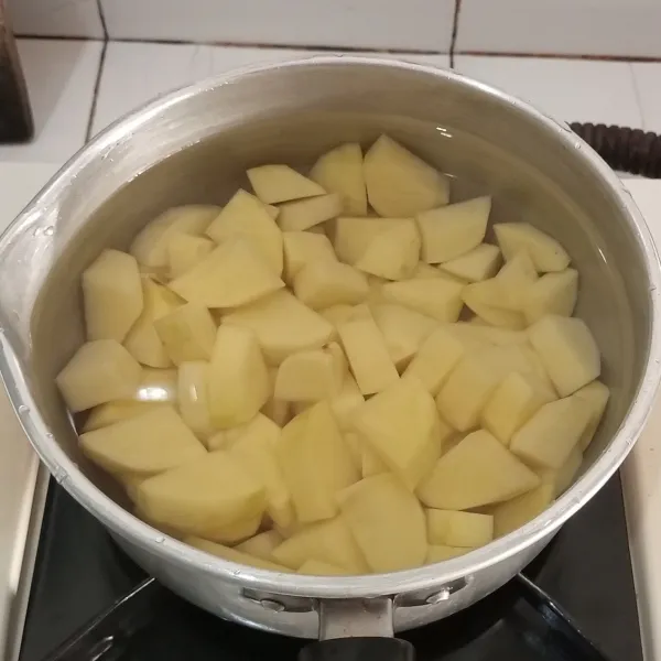 Rebus kentang yang sudah di cuci bersih sampai empuk