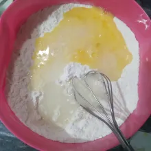 Masukkan telur kocok dan 10 sdm air. Aduk rata.