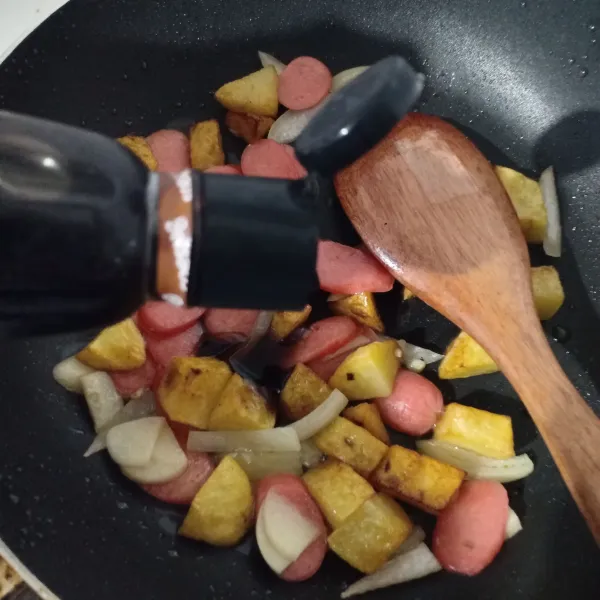 Masukkan kentang dan tambahkan air, lalu beri saus bulgogi dan aduk rata.