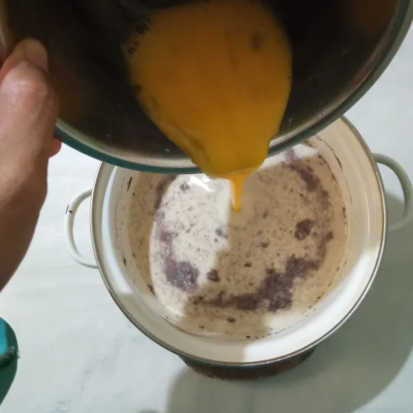 Setelah hangat kuku, kemudian tuang kocokan telur ke dalam campuran susu dan sisihkan.