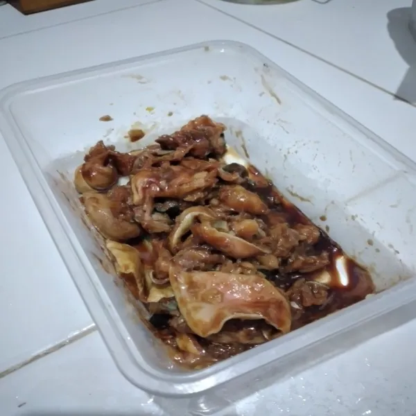 Campur semua bahan marinasi, baluri pada fillet salmon secara merata.