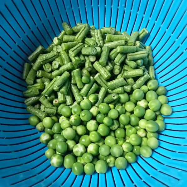 Potong-potong kacang panjang dan petik tekokak dari tangkainya.