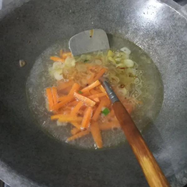 Tuang air, biarkan mendidih lalu masukkan wortel. Masak hingga hampir empuk.