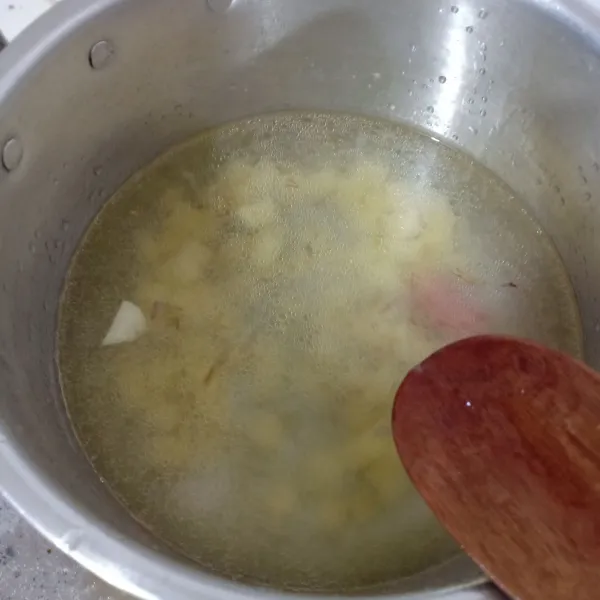 Masukkan air dan kentang, biarkan mendidih.