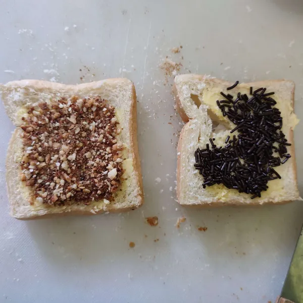 Kemudian beri kacang tanah dan meses cokelat di atasnya.