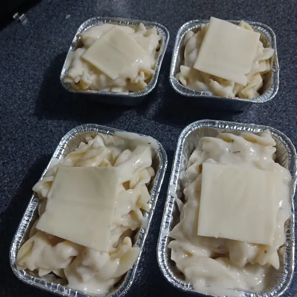 Campur makaroni dan creamy saos lalu masukan ke dalam alumium foil bisa tambahkan mozzarella/ keju diatasnya.