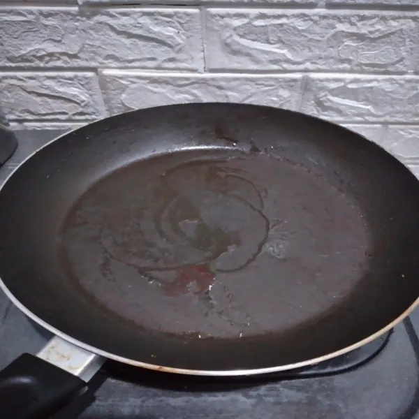 Panaskan teflon dengan sedikit minyak, masak ikan salmon hingga matang.