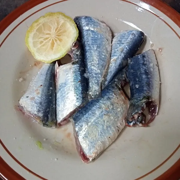 Marinasi ikan sarden dengan garam, kaldu jamur dan lemon.