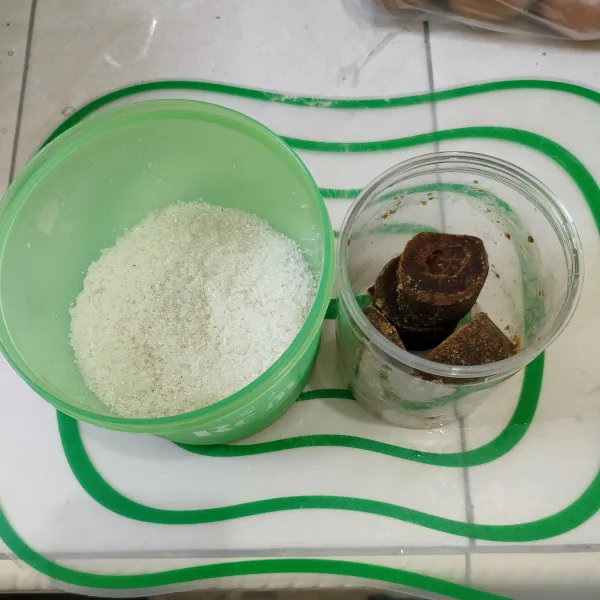 Siapkan gula pasir dan gula merah.