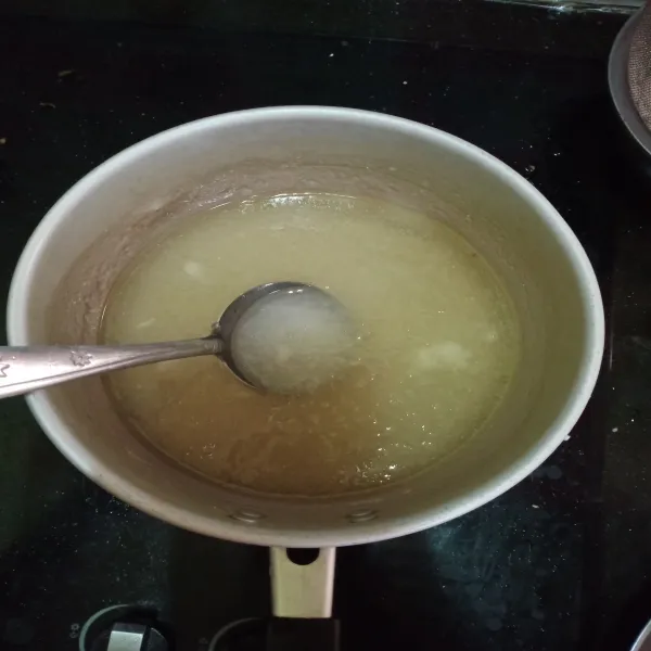 Masak gula, air, dan agar-agar. Masak hingga mendidih, lalu matikan api.